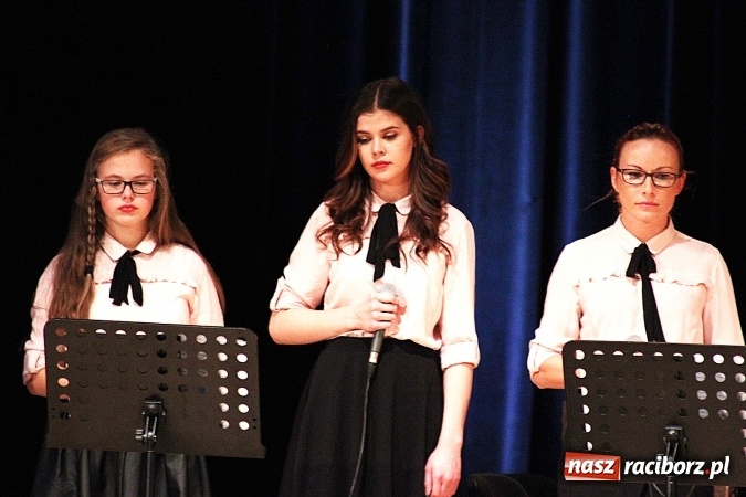 Zdjęcie w galerii na portalu naszraciborz.pl: W Raciborskim Centrum Kultury zaśpiewali dla św. Jana Pawła II wiadomości z regionu