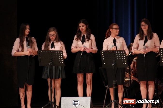 Zdjęcie w galerii na portalu naszraciborz.pl: W Raciborskim Centrum Kultury zaśpiewali dla św. Jana Pawła II wiadomości z regionu
