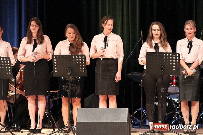 Zdjęcie w galerii na portalu naszraciborz.pl: W Raciborskim Centrum Kultury zaśpiewali dla św. Jana Pawła II wiadomości z regionu