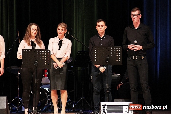 Zdjęcie w galerii na portalu naszraciborz.pl: W Raciborskim Centrum Kultury zaśpiewali dla św. Jana Pawła II wiadomości z regionu