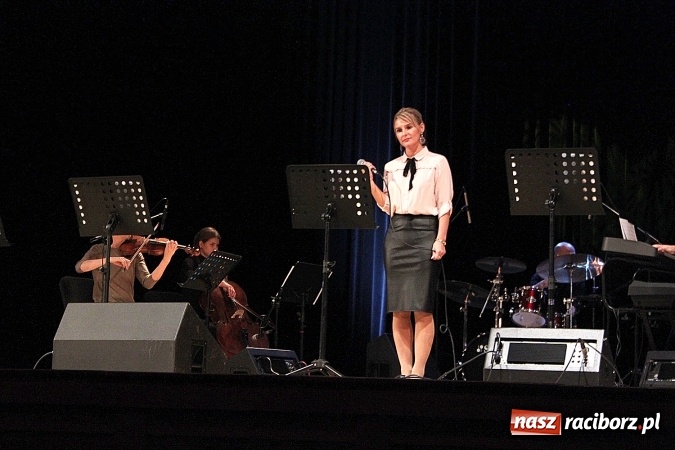 Zdjęcie w galerii na portalu naszraciborz.pl: W Raciborskim Centrum Kultury zaśpiewali dla św. Jana Pawła II wiadomości z regionu