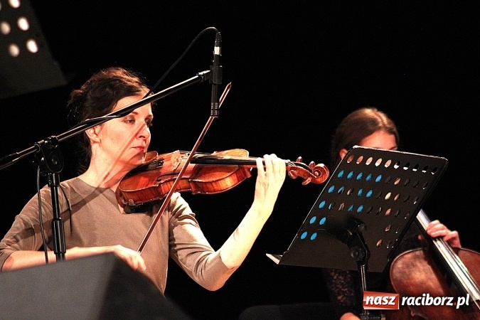Zdjęcie w galerii na portalu naszraciborz.pl: W Raciborskim Centrum Kultury zaśpiewali dla św. Jana Pawła II wiadomości z regionu
