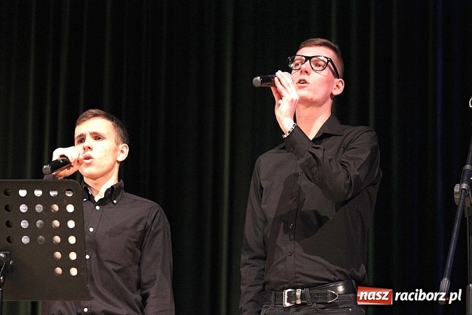 Zdjęcie w galerii na portalu naszraciborz.pl: W Raciborskim Centrum Kultury zaśpiewali dla św. Jana Pawła II wiadomości z regionu