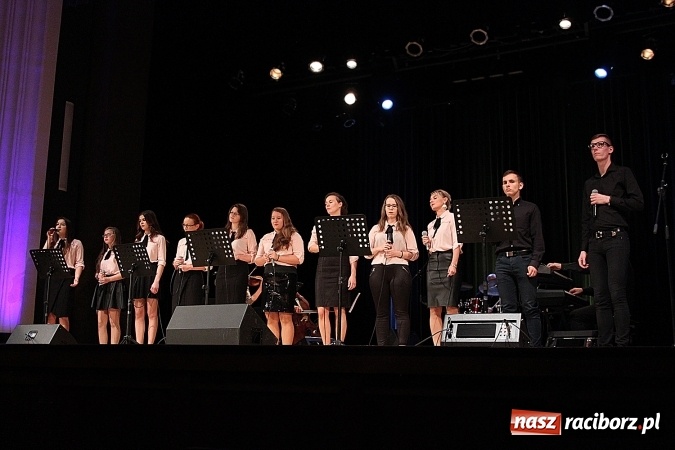 Zdjęcie w galerii na portalu naszraciborz.pl: W Raciborskim Centrum Kultury zaśpiewali dla św. Jana Pawła II wiadomości z regionu