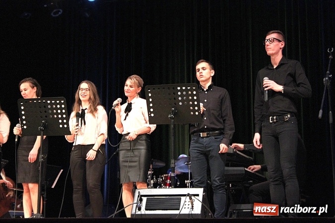 Zdjęcie w galerii na portalu naszraciborz.pl: W Raciborskim Centrum Kultury zaśpiewali dla św. Jana Pawła II wiadomości z regionu