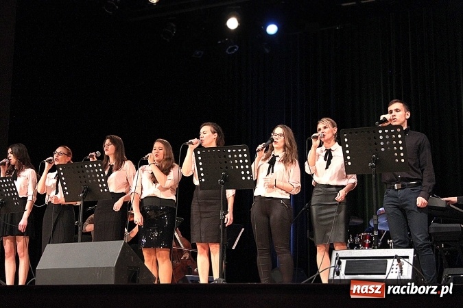Zdjęcie w galerii na portalu naszraciborz.pl: W Raciborskim Centrum Kultury zaśpiewali dla św. Jana Pawła II wiadomości z regionu