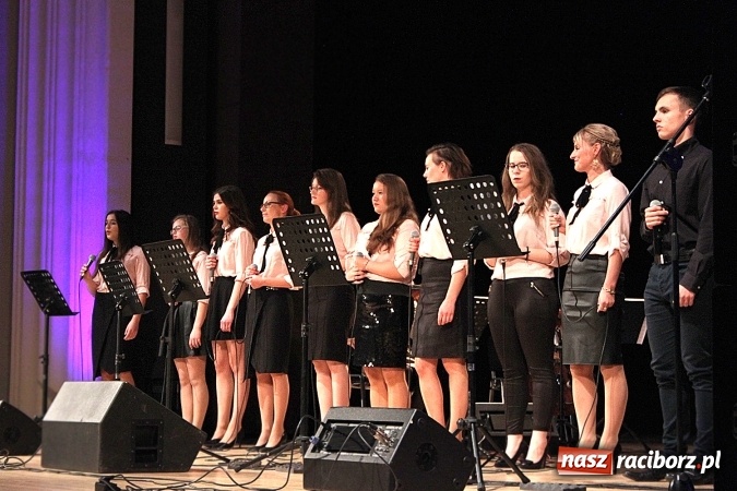 Zdjęcie w galerii na portalu naszraciborz.pl: W Raciborskim Centrum Kultury zaśpiewali dla św. Jana Pawła II wiadomości z regionu