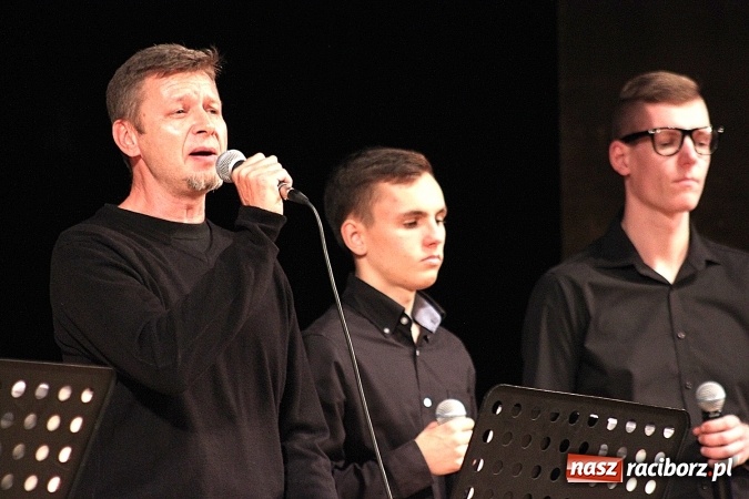 Zdjęcie w galerii na portalu naszraciborz.pl: W Raciborskim Centrum Kultury zaśpiewali dla św. Jana Pawła II wiadomości z regionu