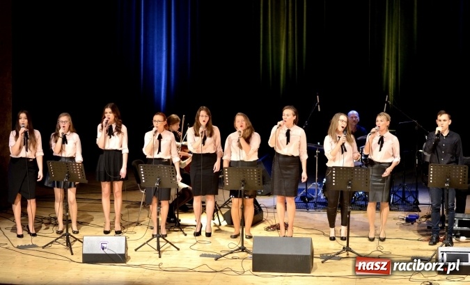Zdjęcie w galerii na portalu naszraciborz.pl: W Raciborskim Centrum Kultury zaśpiewali dla św. Jana Pawła II wiadomości z regionu
