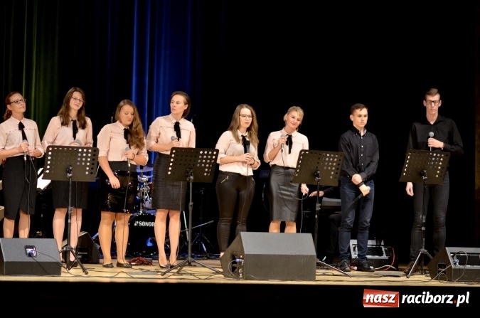 Zdjęcie w galerii na portalu naszraciborz.pl: W Raciborskim Centrum Kultury zaśpiewali dla św. Jana Pawła II wiadomości z regionu