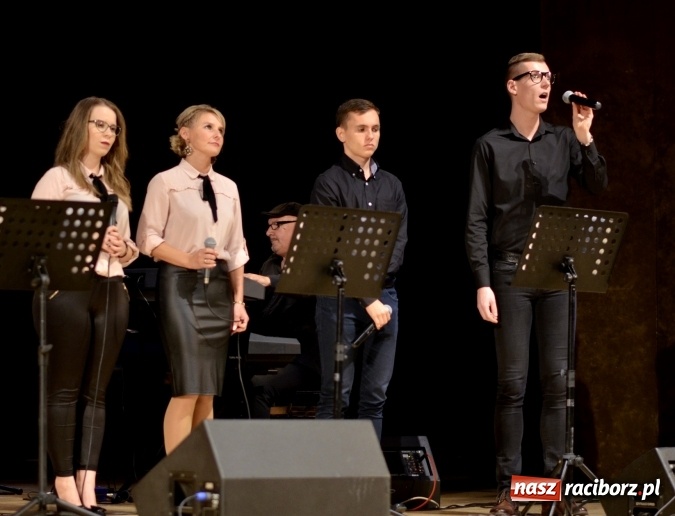 Zdjęcie w galerii na portalu naszraciborz.pl: W Raciborskim Centrum Kultury zaśpiewali dla św. Jana Pawła II wiadomości z regionu