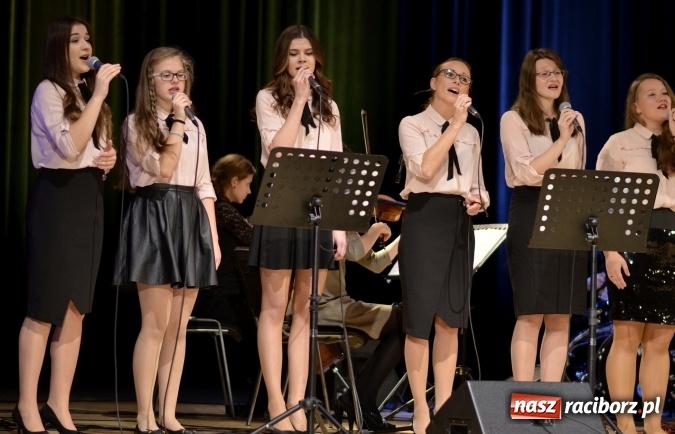 Zdjęcie w galerii na portalu naszraciborz.pl: W Raciborskim Centrum Kultury zaśpiewali dla św. Jana Pawła II wiadomości z regionu