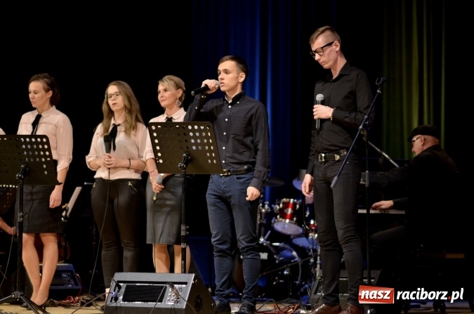 Zdjęcie w galerii na portalu naszraciborz.pl: W Raciborskim Centrum Kultury zaśpiewali dla św. Jana Pawła II wiadomości z regionu