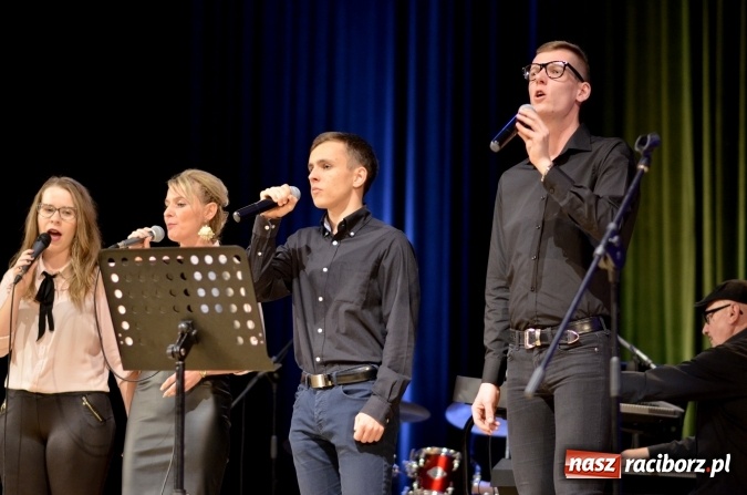 Zdjęcie w galerii na portalu naszraciborz.pl: W Raciborskim Centrum Kultury zaśpiewali dla św. Jana Pawła II wiadomości z regionu