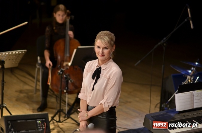 Zdjęcie w galerii na portalu naszraciborz.pl: W Raciborskim Centrum Kultury zaśpiewali dla św. Jana Pawła II wiadomości z regionu