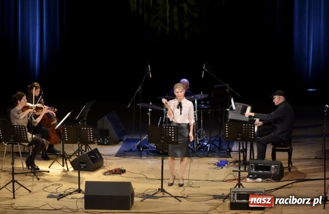 Zdjęcie w galerii na portalu naszraciborz.pl: W Raciborskim Centrum Kultury zaśpiewali dla św. Jana Pawła II wiadomości z regionu