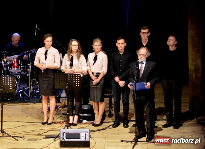 Zdjęcie w galerii na portalu naszraciborz.pl: W Raciborskim Centrum Kultury zaśpiewali dla św. Jana Pawła II wiadomości z regionu