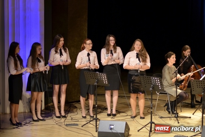 Zdjęcie w galerii na portalu naszraciborz.pl: W Raciborskim Centrum Kultury zaśpiewali dla św. Jana Pawła II wiadomości z regionu