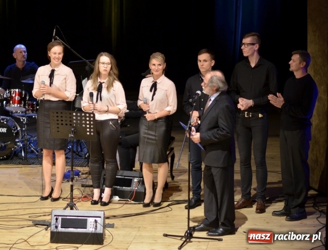 Zdjęcie w galerii na portalu naszraciborz.pl: W Raciborskim Centrum Kultury zaśpiewali dla św. Jana Pawła II wiadomości z regionu