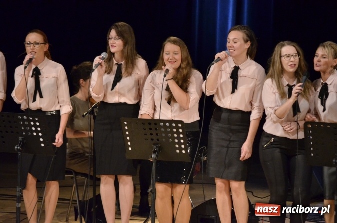 Zdjęcie w galerii na portalu naszraciborz.pl: W Raciborskim Centrum Kultury zaśpiewali dla św. Jana Pawła II wiadomości z regionu