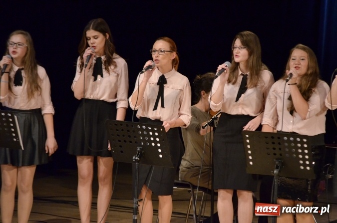Zdjęcie w galerii na portalu naszraciborz.pl: W Raciborskim Centrum Kultury zaśpiewali dla św. Jana Pawła II wiadomości z regionu
