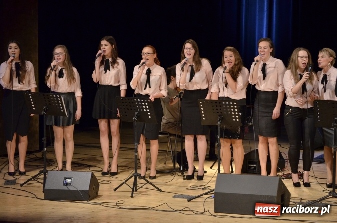 Zdjęcie w galerii na portalu naszraciborz.pl: W Raciborskim Centrum Kultury zaśpiewali dla św. Jana Pawła II wiadomości z regionu