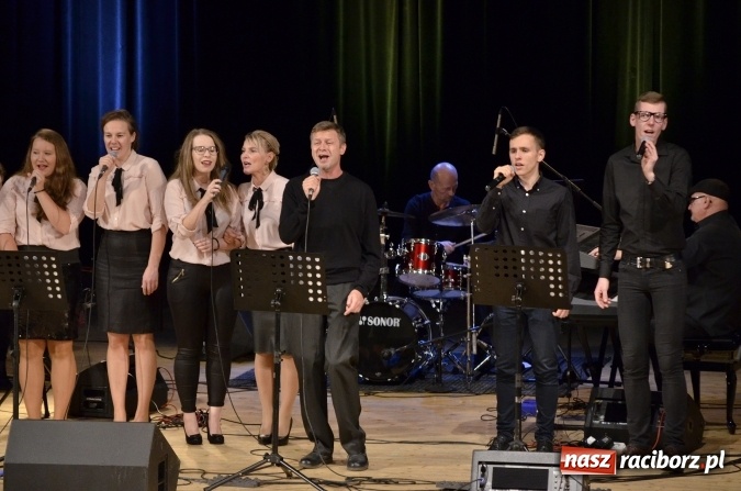 Zdjęcie w galerii na portalu naszraciborz.pl: W Raciborskim Centrum Kultury zaśpiewali dla św. Jana Pawła II wiadomości z regionu