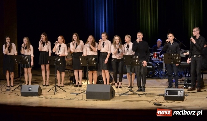 Zdjęcie w galerii na portalu naszraciborz.pl: W Raciborskim Centrum Kultury zaśpiewali dla św. Jana Pawła II wiadomości z regionu
