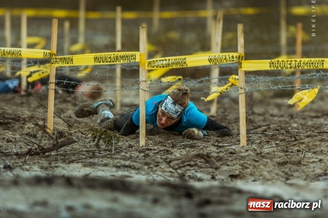 Zdjęcie w galerii na portalu naszraciborz.pl: Czasem słońce, czasem deszcz, czyli Runmageddon Silesia na Pustyni Błędowskiej wiadomości z regionu