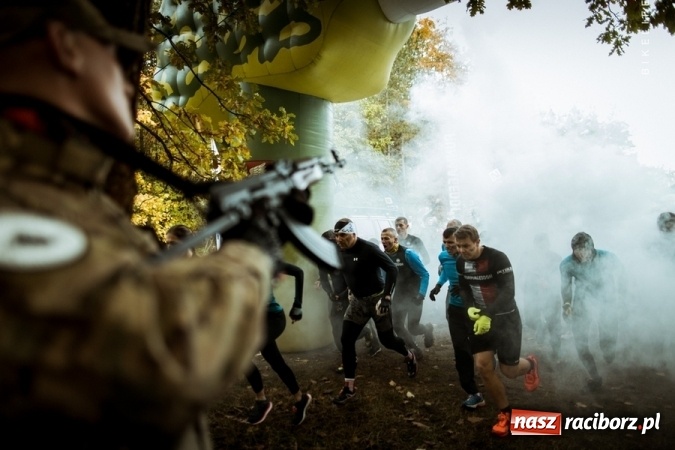 Zdjęcie w galerii na portalu naszraciborz.pl: Czasem słońce, czasem deszcz, czyli Runmageddon Silesia na Pustyni Błędowskiej wiadomości z regionu