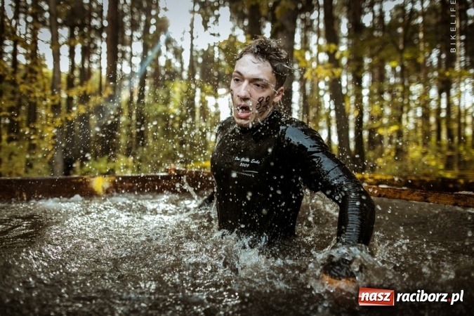 Zdjęcie w galerii na portalu naszraciborz.pl: Czasem słońce, czasem deszcz, czyli Runmageddon Silesia na Pustyni Błędowskiej wiadomości z regionu