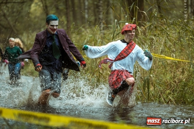 Zdjęcie w galerii na portalu naszraciborz.pl: Czasem słońce, czasem deszcz, czyli Runmageddon Silesia na Pustyni Błędowskiej wiadomości z regionu