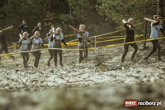 Zdjęcie w galerii na portalu naszraciborz.pl: Czasem słońce, czasem deszcz, czyli Runmageddon Silesia na Pustyni Błędowskiej wiadomości z regionu
