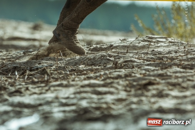 Zdjęcie w galerii na portalu naszraciborz.pl: Czasem słońce, czasem deszcz, czyli Runmageddon Silesia na Pustyni Błędowskiej wiadomości z regionu