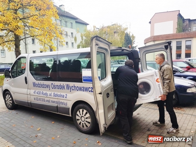 Zdjęcie w galerii na portalu naszraciborz.pl: Dentica24 pomaga - MOW w Rudach cieszy się nową pralką wiadomości z regionu