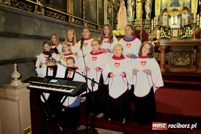 Zdjęcie w galerii na portalu naszraciborz.pl: Dzień Papieski w Szkole Podstawowej nr 13  wiadomości z regionu