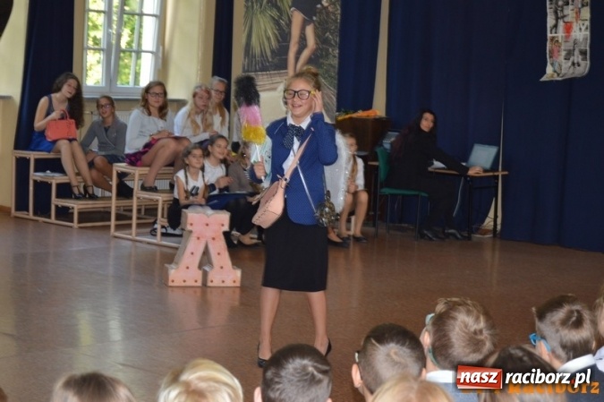 Zdjęcie w galerii na portalu naszraciborz.pl: Nauczyciel wie wszystko, a jak nie wie, to potrafi udawać, że wie - warsztaty w Czw&oacute;rce wiadomości z regionu