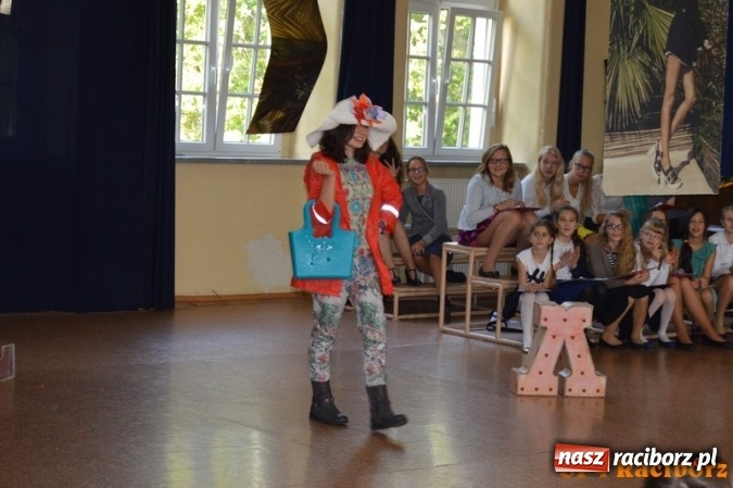 Zdjęcie w galerii na portalu naszraciborz.pl: Nauczyciel wie wszystko, a jak nie wie, to potrafi udawać, że wie - warsztaty w Czw&oacute;rce wiadomości z regionu