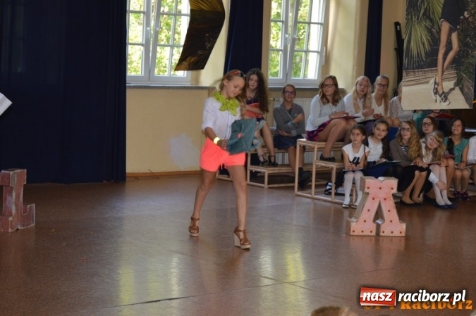 Zdjęcie w galerii na portalu naszraciborz.pl: Nauczyciel wie wszystko, a jak nie wie, to potrafi udawać, że wie - warsztaty w Czw&oacute;rce wiadomości z regionu