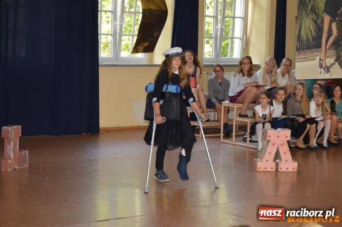 Zdjęcie w galerii na portalu naszraciborz.pl: Nauczyciel wie wszystko, a jak nie wie, to potrafi udawać, że wie - warsztaty w Czw&oacute;rce wiadomości z regionu