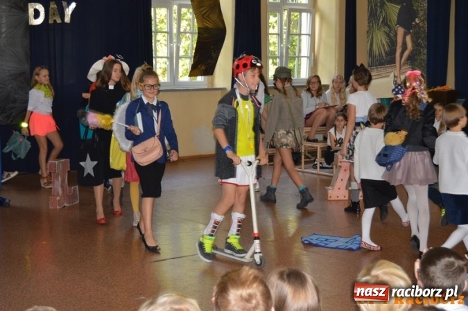 Zdjęcie w galerii na portalu naszraciborz.pl: Nauczyciel wie wszystko, a jak nie wie, to potrafi udawać, że wie - warsztaty w Czw&oacute;rce wiadomości z regionu