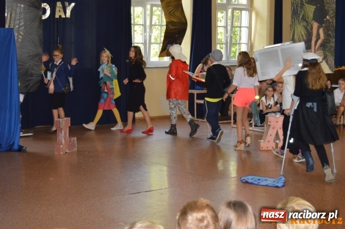 Zdjęcie w galerii na portalu naszraciborz.pl: Nauczyciel wie wszystko, a jak nie wie, to potrafi udawać, że wie - warsztaty w Czw&oacute;rce wiadomości z regionu