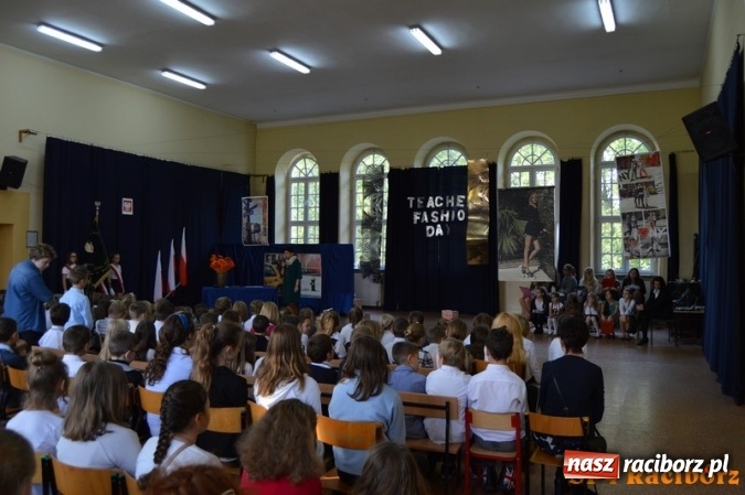 Zdjęcie w galerii na portalu naszraciborz.pl: Nauczyciel wie wszystko, a jak nie wie, to potrafi udawać, że wie - warsztaty w Czw&oacute;rce wiadomości z regionu