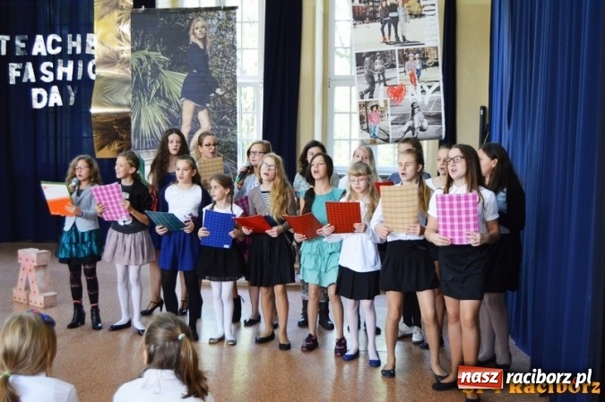 Zdjęcie w galerii na portalu naszraciborz.pl: Nauczyciel wie wszystko, a jak nie wie, to potrafi udawać, że wie - warsztaty w Czw&oacute;rce wiadomości z regionu