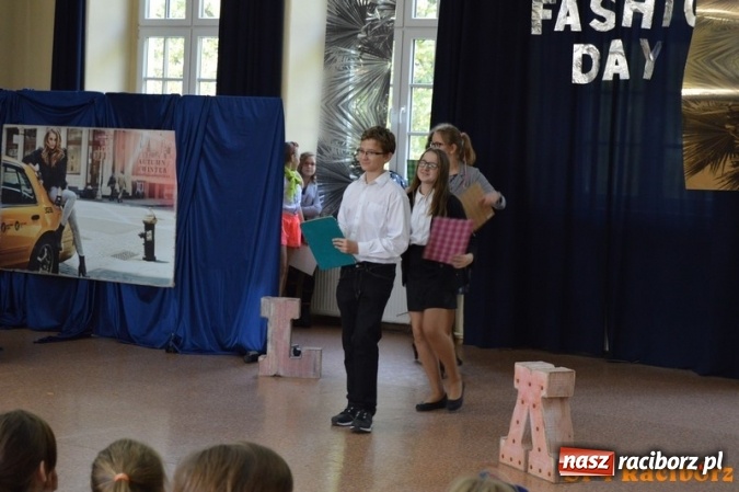 Zdjęcie w galerii na portalu naszraciborz.pl: Nauczyciel wie wszystko, a jak nie wie, to potrafi udawać, że wie - warsztaty w Czw&oacute;rce wiadomości z regionu