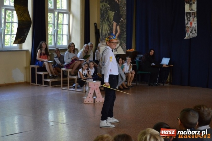 Zdjęcie w galerii na portalu naszraciborz.pl: Nauczyciel wie wszystko, a jak nie wie, to potrafi udawać, że wie - warsztaty w Czw&oacute;rce wiadomości z regionu