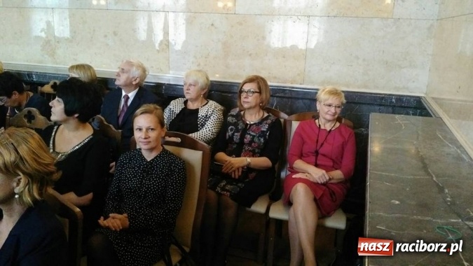 Zdjęcie w galerii na portalu naszraciborz.pl: Nagroda Ministra Edukacji dla nauczycielki Gimnazjum nr 5 wiadomości z regionu