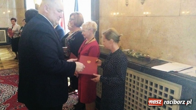 Zdjęcie w galerii na portalu naszraciborz.pl: Nagroda Ministra Edukacji dla nauczycielki Gimnazjum nr 5 wiadomości z regionu