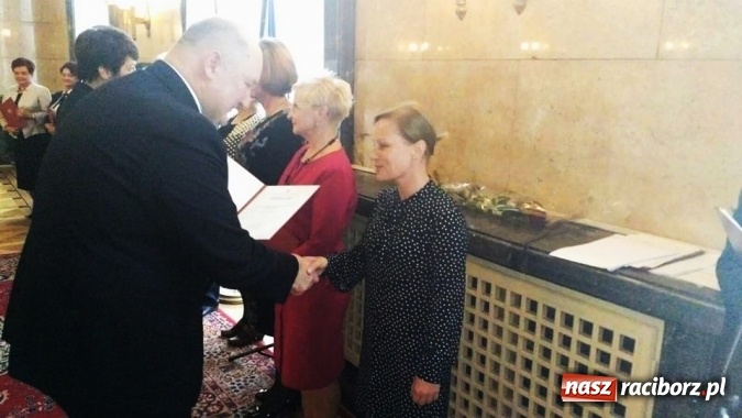 Zdjęcie w galerii na portalu naszraciborz.pl: Nagroda Ministra Edukacji dla nauczycielki Gimnazjum nr 5 wiadomości z regionu