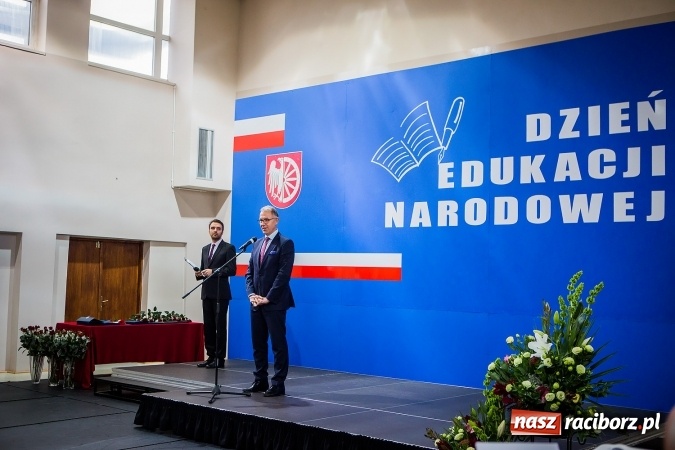 Zdjęcie w galerii na portalu naszraciborz.pl: Miejskie obchody Dnia Edukacji Narodowej. Prezydent wręczył nagrody i wyr&oacute;żnienia wiadomości z regionu